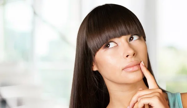 Retrato Una Hermosa Joven Con Pelo Largo —  Fotos de Stock