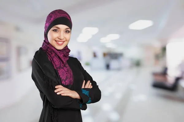 Retrato Uma Bela Jovem Mulher Muçulmana Hijab — Fotografia de Stock