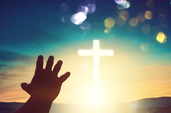 Силует Жінки Молиться Хрестом Заході Сонця — стокове фото