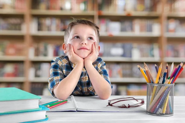 Kleiner Junge Liest Ein Buch Der Bibliothek — Stockfoto