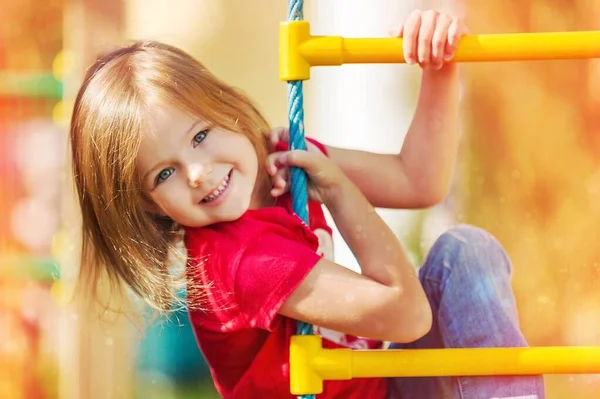 Bambina Che Gioca Con Suoi Giocattoli Nel Parco — Foto Stock