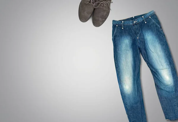 Jeans Und Schuhe Auf Weißem Hintergrund — Stockfoto