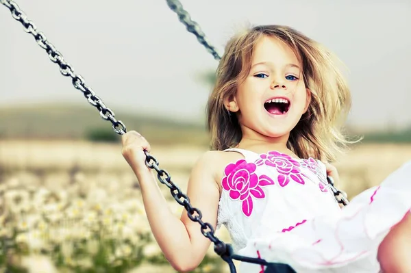 Μικρό Παιδί Ξανθό Κορίτσι Διασκεδάζοντας Μια Κούνια — Φωτογραφία Αρχείου