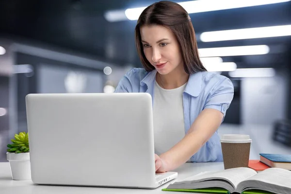 Mooie Vrouw Met Laptop Achtergrond — Stockfoto