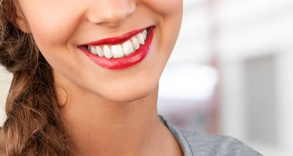 Πορτρέτο Μιας Γυναίκας Κόκκινο Κραγιόν Και Χαμογελαστό Πρόσωπο — Φωτογραφία Αρχείου