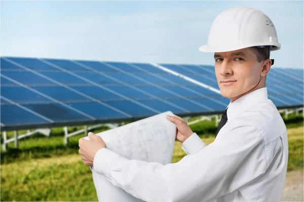 Ingenieur Steht Mit Bauplänen Solarzellen — Stockfoto