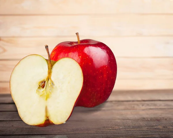 ผลแอปเป แดงก บแอปเป ลคร — ภาพถ่ายสต็อก
