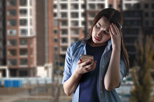 Young Woman Headache Using Her Mobile Phone — Stock Photo, Image