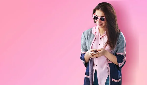 Jeune Femme Avec Des Lunettes Soleil Roses Smartphone Sur Fond — Photo