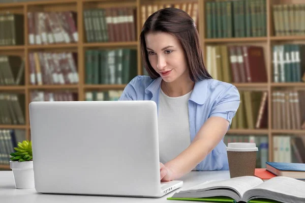 Jonge Vrouw Werkt Laptop Thuis — Stockfoto