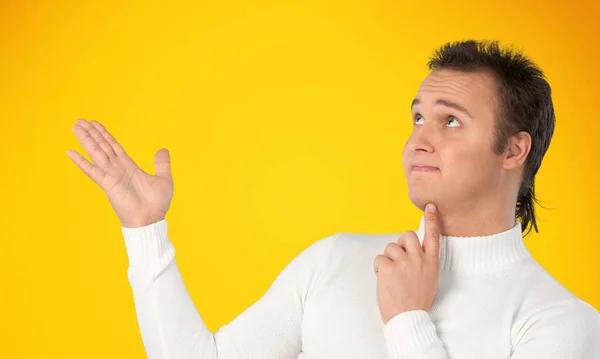 Sorrindo Homem Fundo Amarelo Apontando — Fotografia de Stock