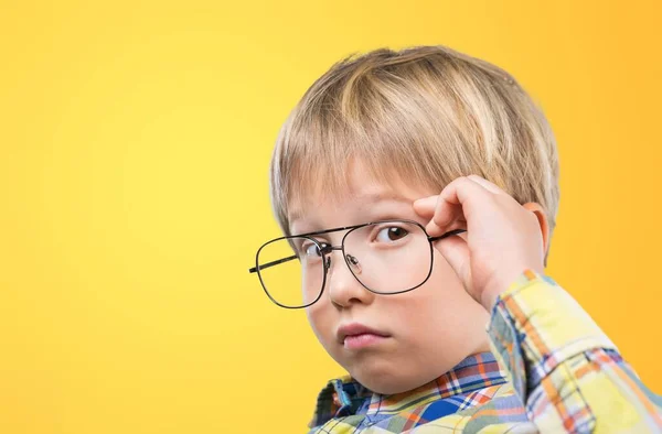 Gözlüklü Şirin Çocuk — Stok fotoğraf