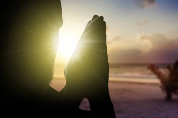 Silhouet Van Persoon Nieuwsgierig Bij Zonsondergang Achtergrond — Stockfoto