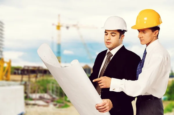 Dos Ingenieros Construcción Pie Mirando Plano — Foto de Stock
