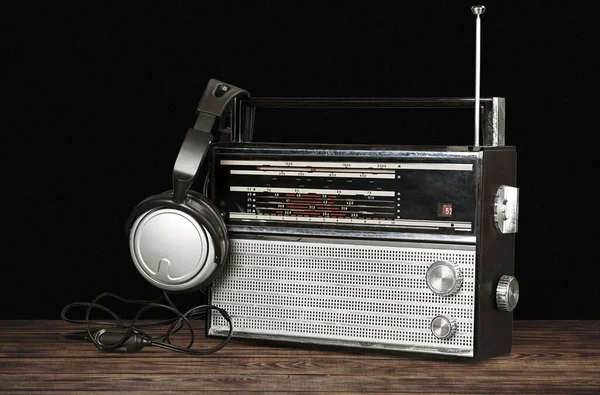 Ancienne Radio Avec Écouteurs Sur Table — Photo