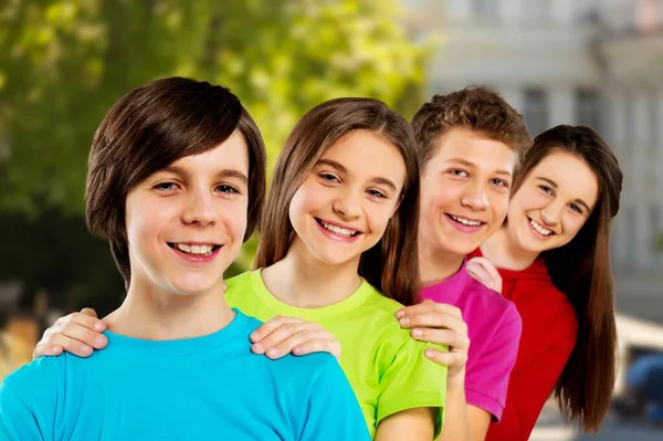 Heureux Groupe Enfants Debout Dans Rangée — Photo