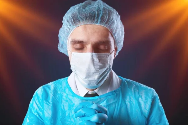 Médico Masculino Máscara Protectora Rezando — Foto de Stock