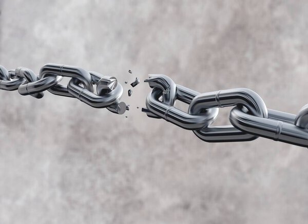 Разбитая металлическая цепь, вид вблизи
