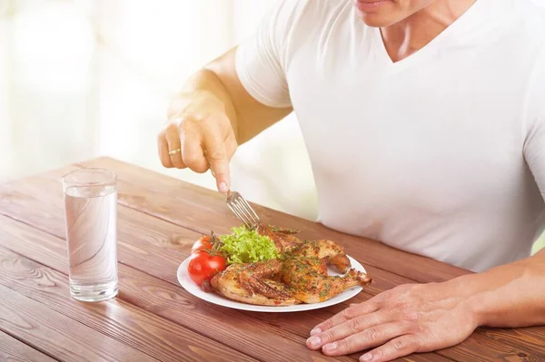 Zdrowe Odżywianie Się Jedzenie Mięsa Warzyw Przez Człowieka — Zdjęcie stockowe