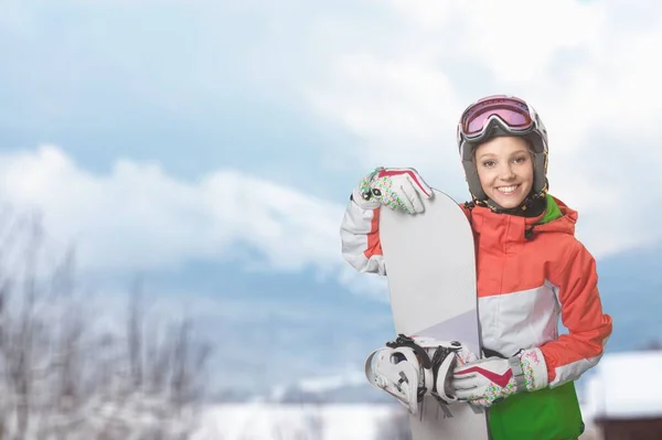 Милая женщина с сноубордом — стоковое фото
