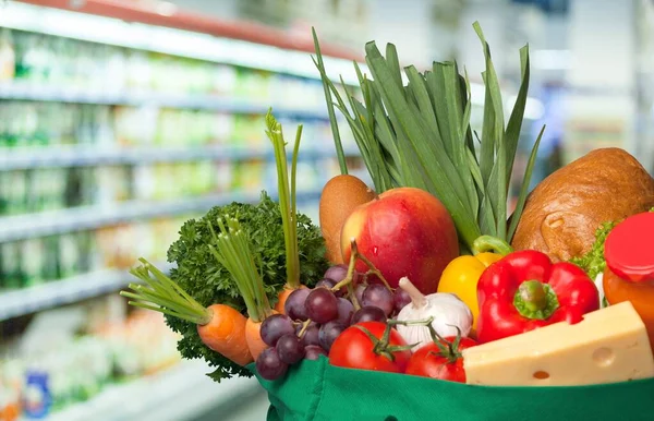 超市里装有蔬菜和水果的购物袋 — 图库照片