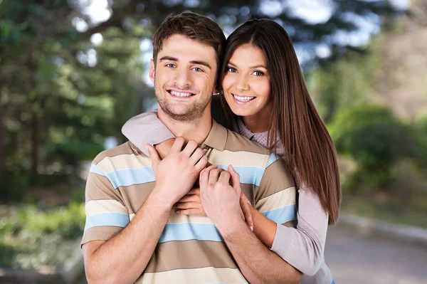 Mutlu Genç Çift Kameraya Sarılıyor Gülümsüyor — Stok fotoğraf