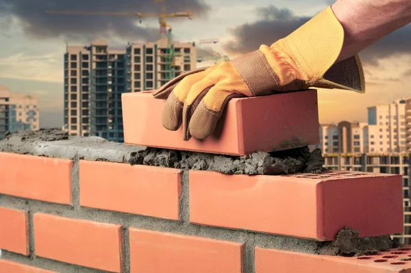 Trabalhador Construção Civil Com Espátula Parede Tijolo — Fotografia de Stock