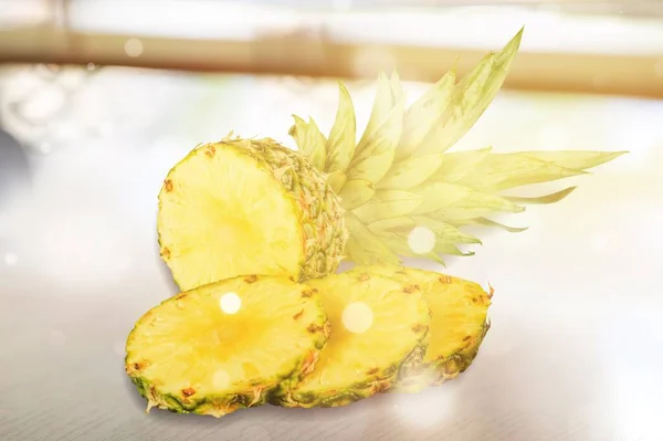 Frische Geschnittene Ananas Auf Dem Tisch — Stockfoto