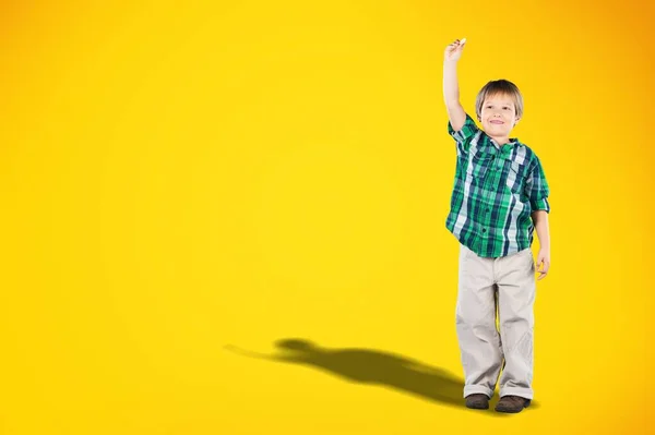 Menino Camisa Verde Com Brinquedo Fundo Amarelo — Fotografia de Stock