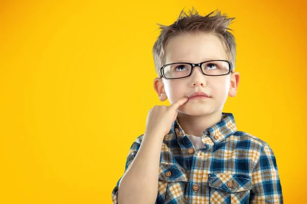 Portrait Petit Garçon Lunettes Sur Fond Jaune — Photo