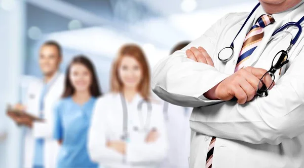 Selbstbewusster Arzt Vor Dem Team Des Krankenhauses — Stockfoto