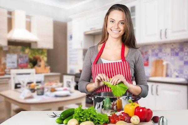 Jeune Femme Cuisine Dans Cuisine — Photo