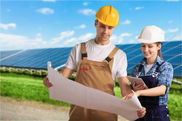 Trabalhadores Construção Painéis Solares Fundo — Fotografia de Stock