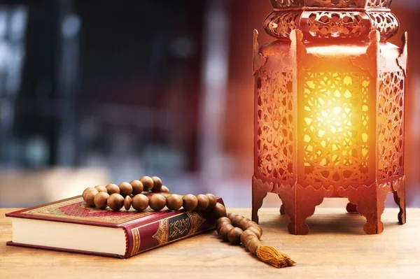 Islamisches Buch Koran Mit Gebetsperlen Nahaufnahme — Stockfoto