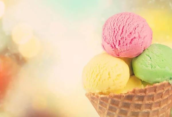 Varie Palline Gelato Sui Coni — Foto Stock