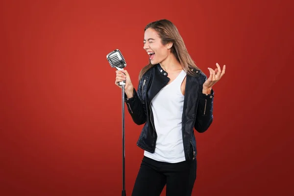 Mooie Jonge Vrouw Met Een Microfoon — Stockfoto