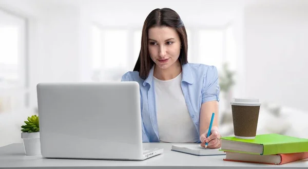 Mujer Joven Sentada Escritorio Con Portátil Libros —  Fotos de Stock