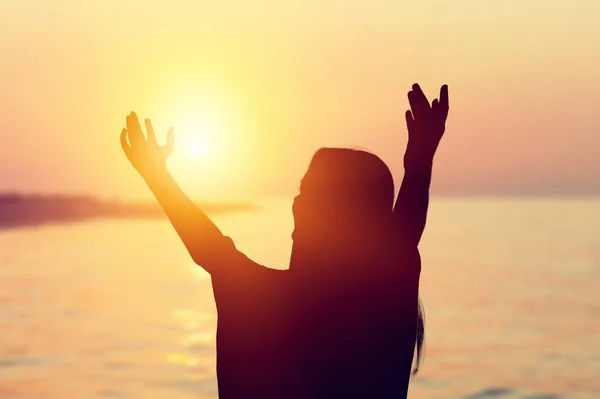 Silhouette Einer Frau Die Bei Sonnenuntergang Strand Steht — Stockfoto