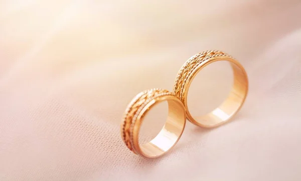 Anéis Casamento Dourados Fundo Branco — Fotografia de Stock
