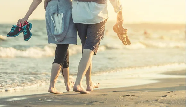 ビーチを歩いているカップルは — ストック写真