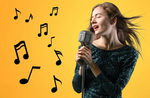 Hermosa Mujer Cantando Canciones Micrófono — Foto de Stock