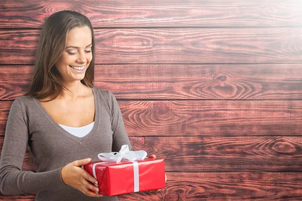 Щаслива Жінка Тримає Подарункову Коробку — стокове фото