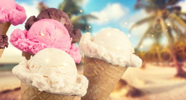 Различные Шарики Мороженого Конусах — стоковое фото