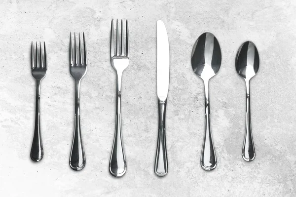 Çatal Bıçak Seti Beyaz Bir Masada — Stok fotoğraf