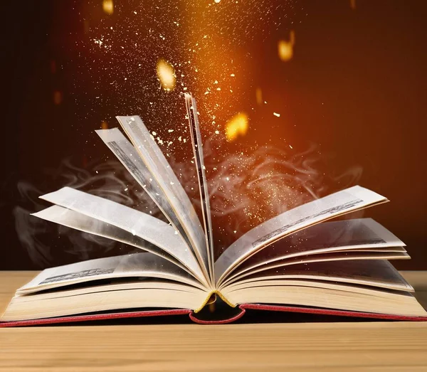 Buku terbuka di atas meja, kebijaksanaan dan belajar konsep — Stok Gambar Buku Terbuka Atas Meja Kebijaksanaan Dan Belajar Konsep Stok Gambar Bebas Royalti