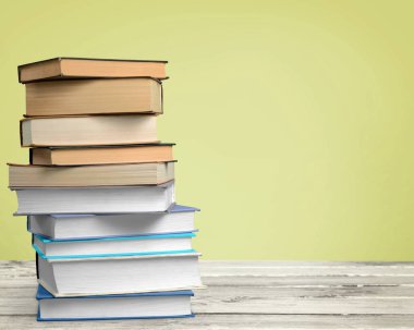 Arka plan üzerinde kitap yığını 