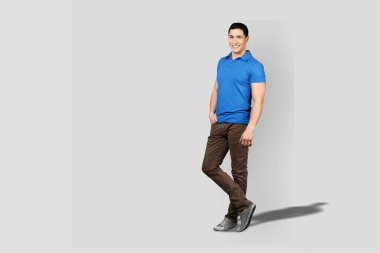 Gündelik giysiler içindeki genç yakışıklı adam. 