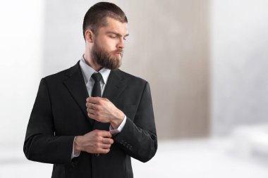 Takım elbiseli ciddi bir iş adamının portresi. 