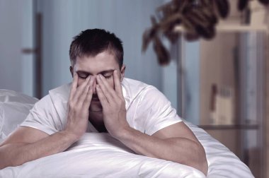 Genç adam evde baş ağrısı çekiyor.