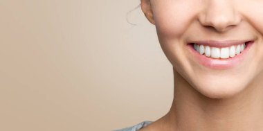 Sağlıklı beyaz dişleri olan genç bir kadın.. 